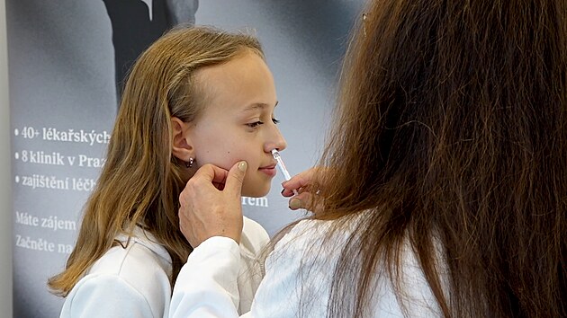 Aplikace vakc�ny do nosn�ch d�rek je naprosto bezbolestn�, t�m p�dem mnohem snesiteln�j�� pro d�ti.