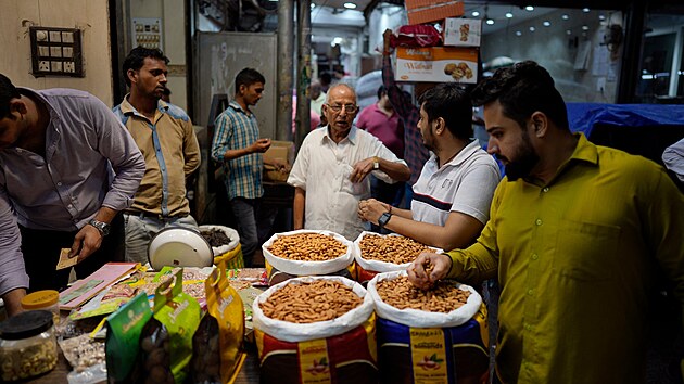 Drobn indit obchodnci kupuj oky a suen ovoce ve velkoobchodu v Novm Dill. Pokles indick rupie prodrauje dovoz tchto pochoutek ze zahrani a zkaznci se od nich odklnj. (10. jna 2022)