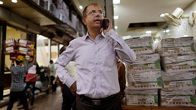 Ravindra Mehta, indick dovozce oech, telefonuje se zkaznky. Propad rupie proti americkmu dolaru se na jeho byznysu negativn podepsal (10. jna 2022)