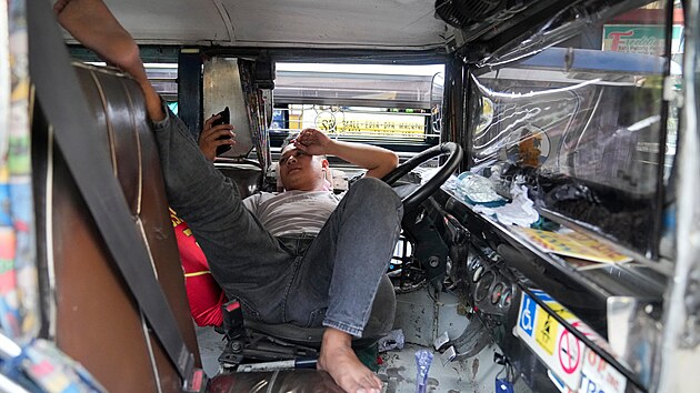 Filipnsk idi Raymond Manaog si prohl telefon pi ekn na autobusovm ndra ve filipnskm mst Pasay. Kvli inflaci mus odjezdit vce jzd ne dv, aby si vydlal na ivobyt. (11. jna 2022)