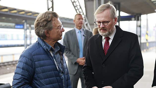Syn Nicholase Wintona Nicky Winton (vlevo) se potkal s premirem Petrem Fialou na Den vzniku eskoslovenska. (28. jna 2022).