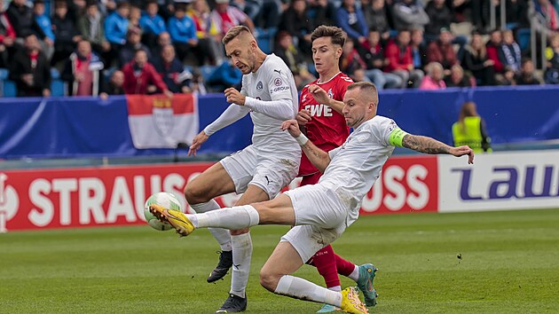 Michal Kadlec (kapitn) a Jan Kalabika ze Slovcka zastavuj protivnka z Klnu.