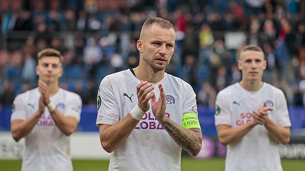 Michal Kadlec, kapitn fotbalist Slovcka, dkuje fanoukm za podporu po porce 0:1 s Klnem a vyazen z Konferenn ligy.