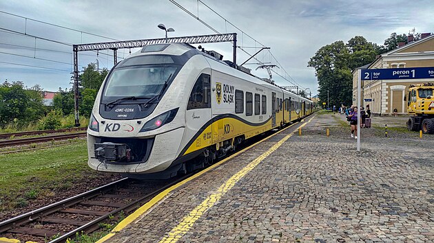 Elektrick� jednotka NEWAG Impuls 45 WE spole�nosti Koleje Dolno�l�skie ve stanici S�dzis�aw