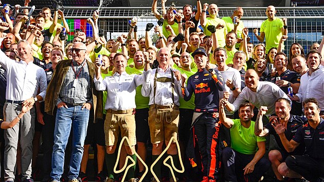 Dietrich Mateschitz, zakladatel a majitel gigantu Red Bull, slaví se svým týmem a jezdcem Maxem Verstappenem vítězství ve Velké ceně Rakouska. (1. července 2018)