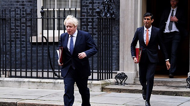 Britsk premir Boris Johnson a ministr financ Rishi Sunak (13. jna 2020)