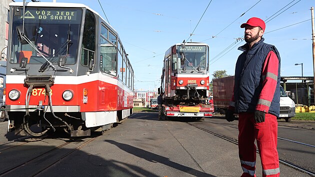 V Praze se nakldaly tramvaje, kter metropole posl darem na Ukrajinu (20. 10. 2022)