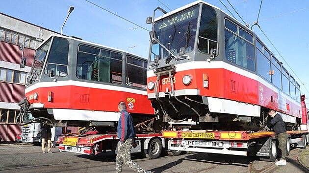 V Praze se nakldaly tramvaje, kter metropole posl darem na Ukrajinu (20. 10. 2022)