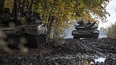 Jednotky ukrajinské 93. mechanizované brigády Cholodnyj Jar v bahnitém terénu...