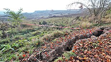 Se sesuvem p�ibli�n� 15 tisíc kubík� zeminy se potýkají v lomu Ji�í Sokolovské...