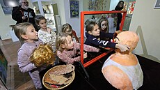 Interaktivní výstava Vnímám, i kdy� nevidím v sokolovském muzeu.