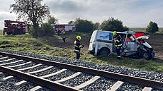 Při srážce dodávky s vlakem na Mělnicku zemřeli dva lidé, třetího oživovali....