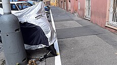 Kontroverzní úpravu parkování provedli v nuselské Horní ulici. Na chodníku se...
