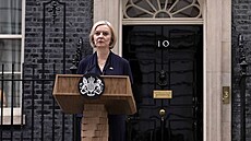 Britská premiérka Liz Trussová oznamuje rezignaci. (20. íjna 2022)