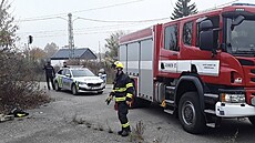 Chlapec v Dolním Sukolomu spadl do jímky plné studené vody, pomohli mu kamarádi...