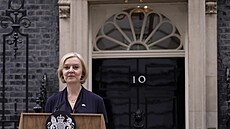 Britská premiérka Liz Trussová oznámila, e koní ve funkci. (20. íjna 2022)