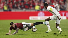 Peter Olayinka zkou�í obejít padajícího Luká�e Haraslína.