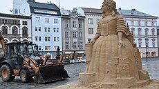 Socha Marie Terezie z Horního nám�stí v Olomouci vydr�ela na míst� od srpna do...