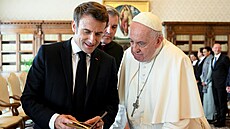 Papež František se setkal s francouzským prezidentem Emmanuelem Macronem ve...