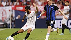 Isco ze Sevilly (vlevo) odehrává mí� p�ed Isakem Bergmannem z Kodan�.