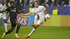 Matteo Guendouzi z Marseille (vpravo) stílí gól proti Frankfurtu.