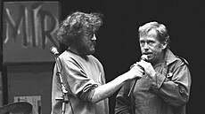 Jan Rejžek a Václav Havel si povídají na festivalu v Lipnici v roce 1988. Bylo...
