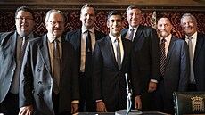 Britský politik Rishi Sunak (uprost�ed) pózuje na fotografii se �leny Výboru...