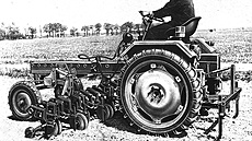Kultivační nářadí P-420 (tzv. všerob) na nářaďovém traktoru RS 09