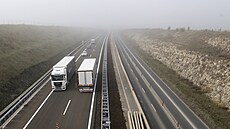 Řidiči mohou projíždět přes nově postavený levý jízdní pás dálnice D7 vedoucí...