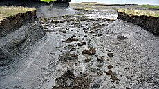 Tající permafrost na ostrov Herschel Island, který administrativn patí pod...