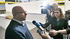 Generální a sportovní editel Litvínova Pavel Hynek elí otázkám noviná po...