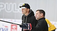 Hlavní trenér Litvínova Karel Mlejnek se radí na tréninku se svým novým...
