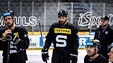 Hokejový obránce Michal Kempný (uprosted) na tréninku Sparty