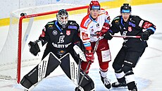 Zleva karlovarský branká� �t�pán Luke�, úto�ník Hradce Luká� Pajer a obránce...