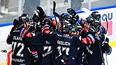 Hrá�i Karlových Var� oslavují vyhrané utkání.