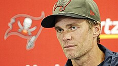 Hv�zdný Tom Brady (Tampa Bay) odpovídá noviná��m po ostudné proh�e s Carolina...