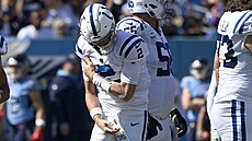 Quarterback Matt Ryan (Indianapolis Colts) se drí za bolavé rameno.