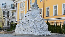Také sochu prvního ukrajinského prezidenta Mychajla Hruevského chrání ped...