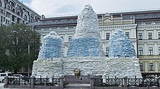 Zabezpeená socha kyjevské vládkyn Olhy na Mychajlivském námstí v Kyjev. Po...