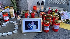 U �koly vzniklo improvizované pietní místo.