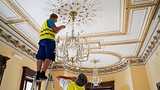 Do Liebiegova paláce v Liberci se vrací historické k�i��álové lustry.