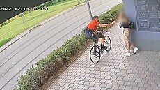 Muž při jízdě na kole vytrhl nepozorné dívce mobil z ruky a ujel