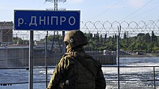 Ruští vojáci stráží Kachovskou vodní elektrárnou (20. května 2022)