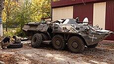 Ukrajinští vojáci opravují kola obrněného transportéru. (19. října 2022) | na serveru Lidovky.cz | aktuální zprávy