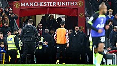 Fotbalista Manchesteru United Cristiano Ronaldo opoutí hit na stadionu Old...