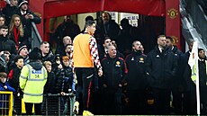 Fotbalista Manchesteru United Cristiano Ronaldo opoutí hit na stadionu Old...