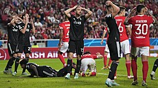 Zklamaní fotbalisté Juventusu bhem utkání na hiti Benfiky Lisabon, ve kterém...