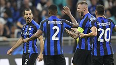 Fotbalisté Interu Milán se radují z vedoucího gólu v zápase Ligy mistr s...