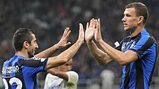 Fotbalisté Interu Milán Henrich Mchitarjan s Edinem Dekem bhem utkání Ligy...