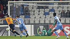 Slávistický branká� Ond�ej Kolá� na zemi po zákroku v utkání Konferen�ní ligy...